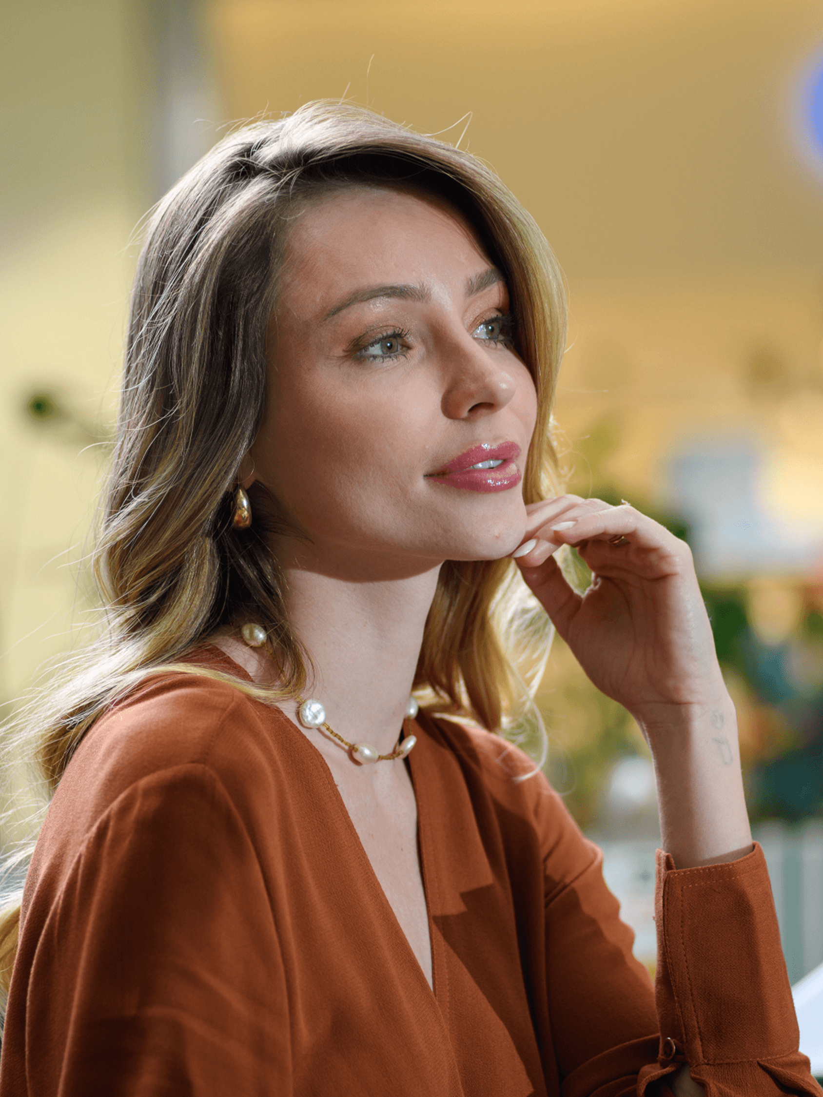 Mulher feliz com sacolas de compras