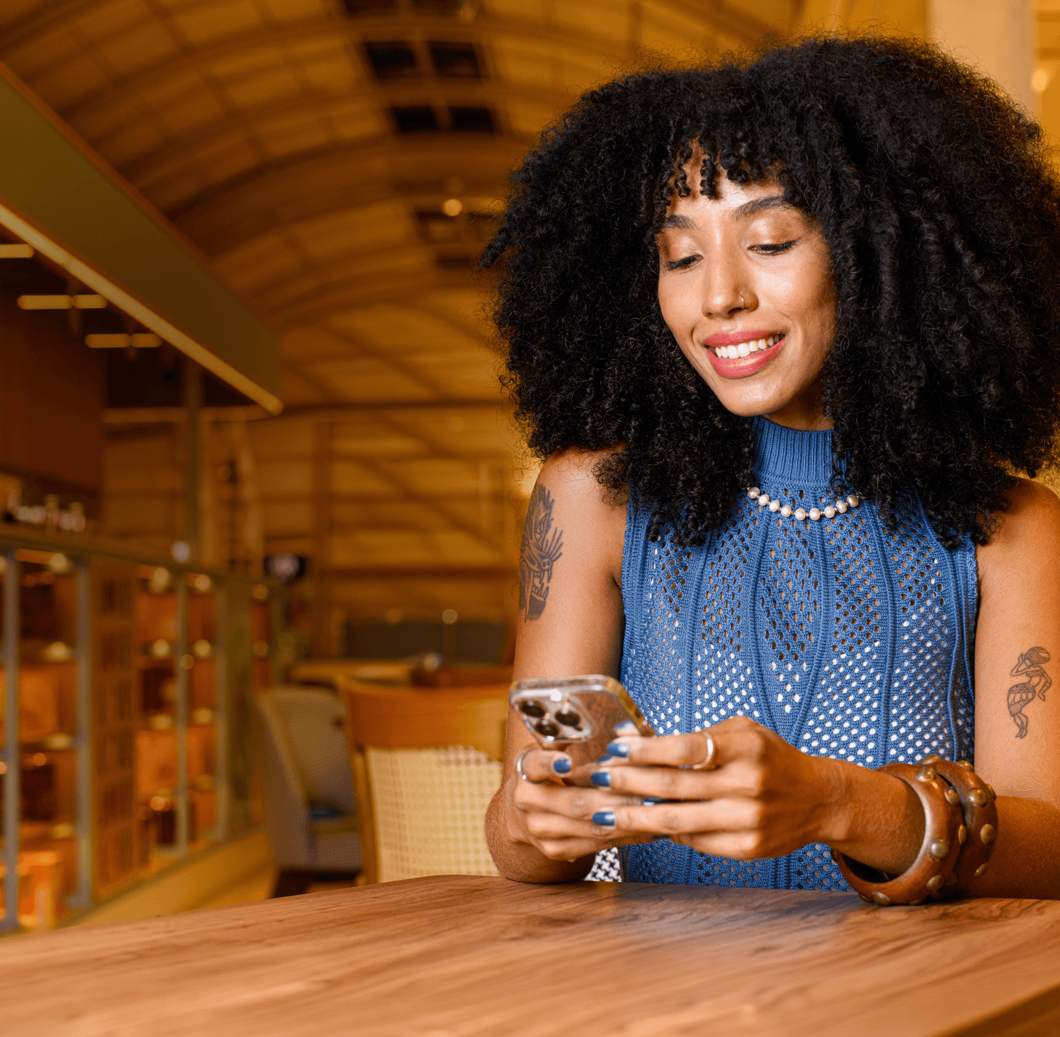 Pessoa com sacolas de compras